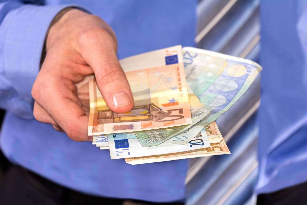 In questo contesto, l'aumento di quasi 600 euro può essere visto come un tentativo del governo di stimolare la domanda interna.