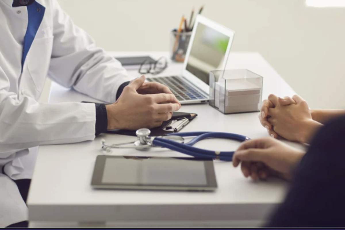 L’accesso alle cure mediche, che dovrebbe essere un diritto inalienabile, si trasforma in un lusso. Chi può permettersi di pagare per ogni visita