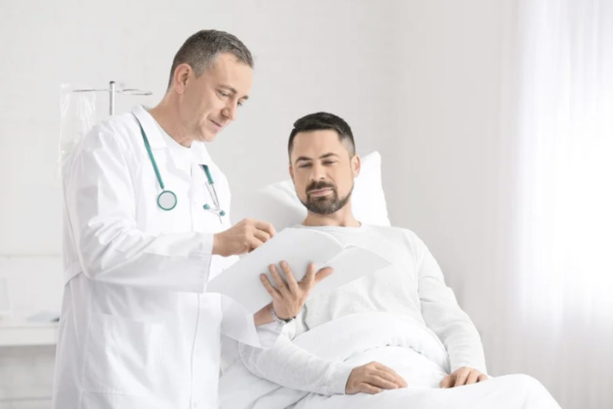 Nelle fasi iniziali, il cancro alla prostata spesso non presenta sintomi evidenti e viene diagnosticato durante una visita urologica che include