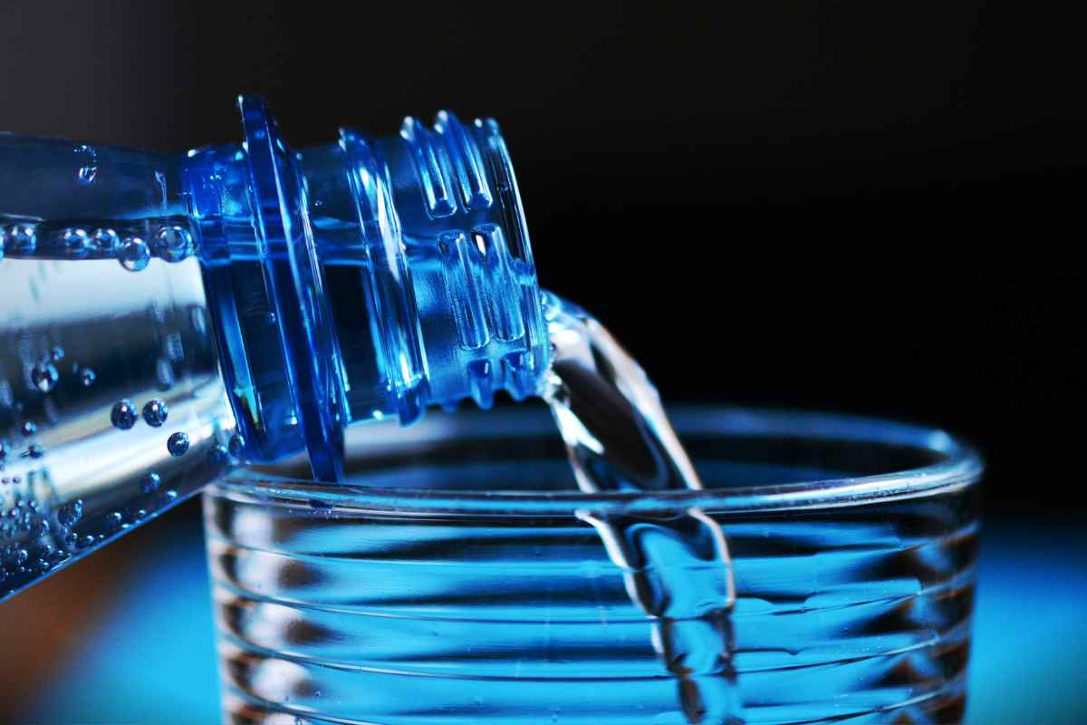 Acqua in bottiglia, non tutte fanno bene ai reni