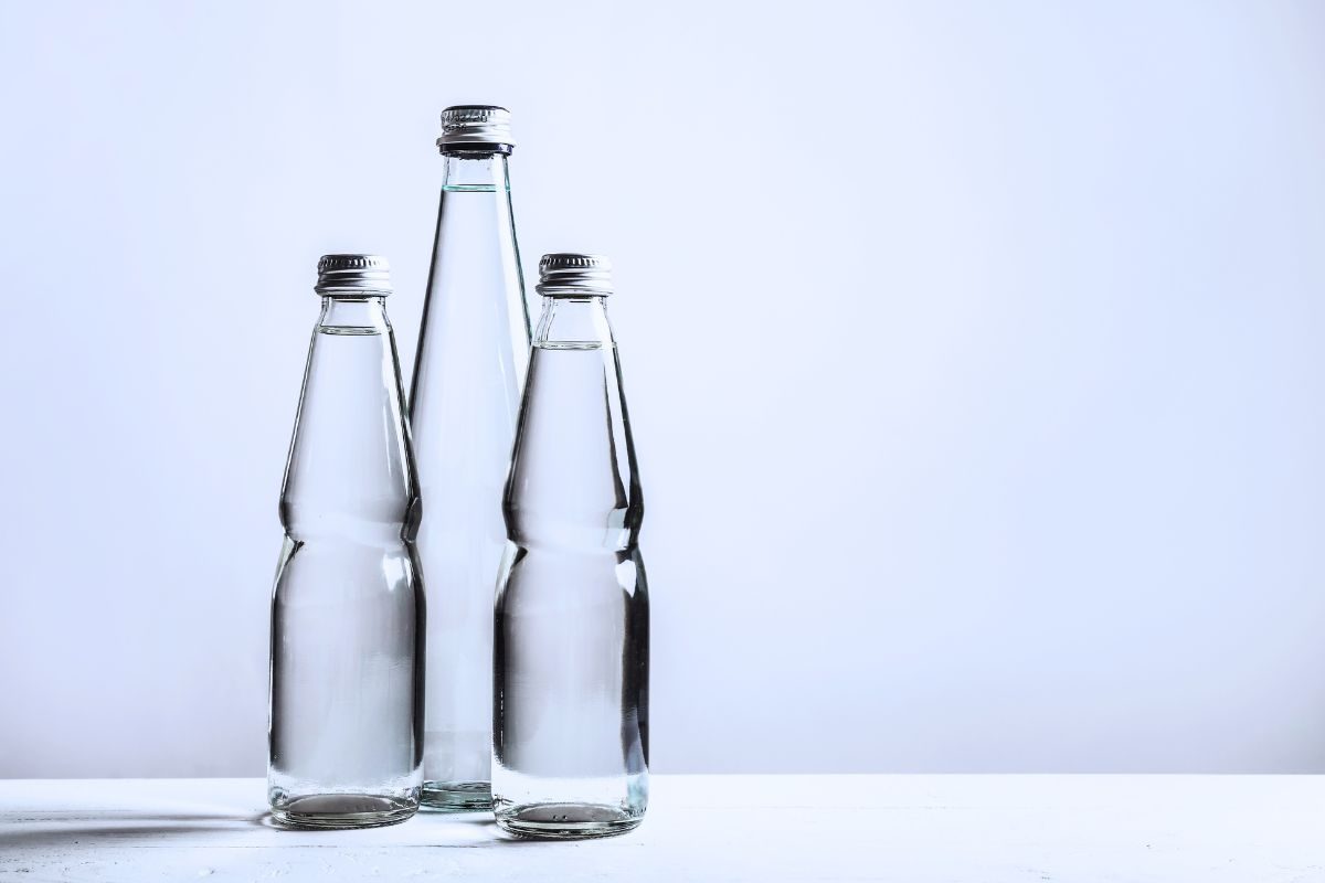bottiglie di vetro e microplastiche