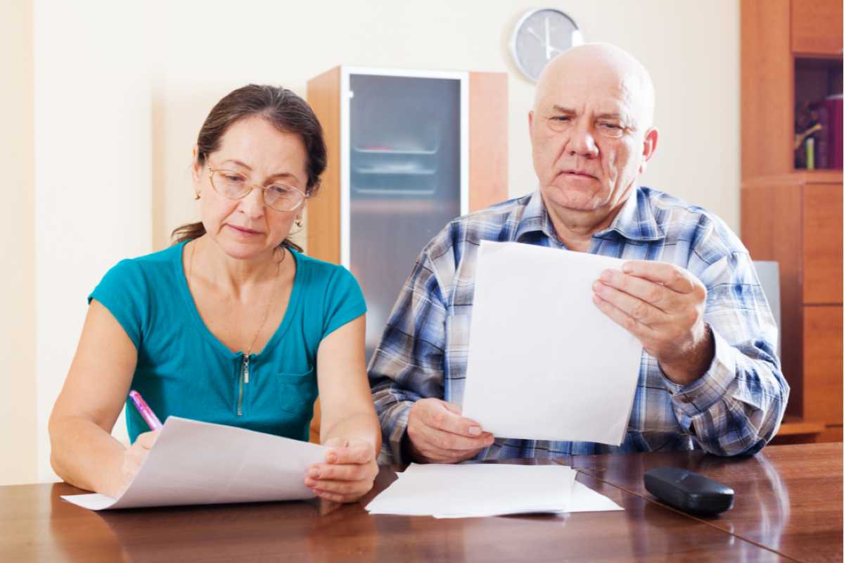 Coppia legge documento