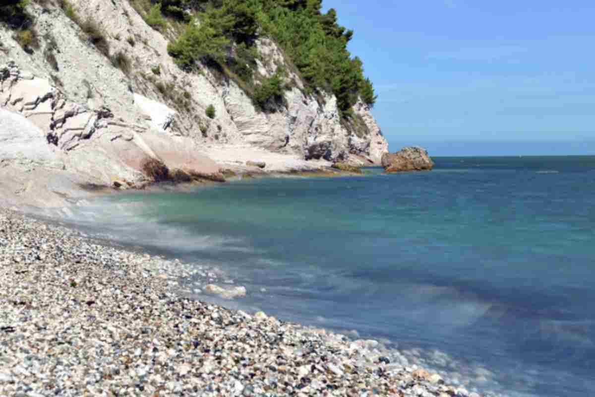 La spiaggia delle Due Sorelle è una spiaggia libera e priva di strutture attrezzate: non vi sono stabilimenti balneari, bar o servizi igienici.