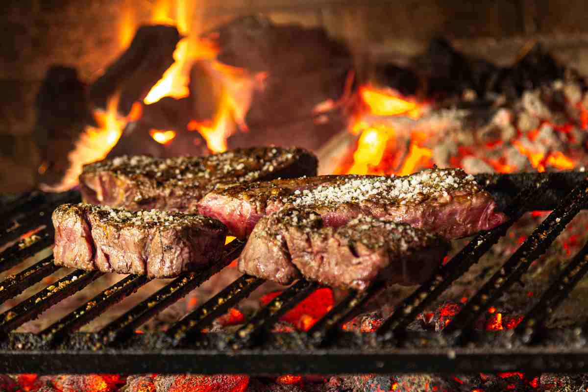 Barbecue, il segreto degli chef per evitare fumo e scintille