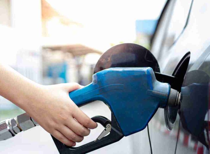 Taglia a metà il costo della benzina con il trucco "del mezzo serbatoio"