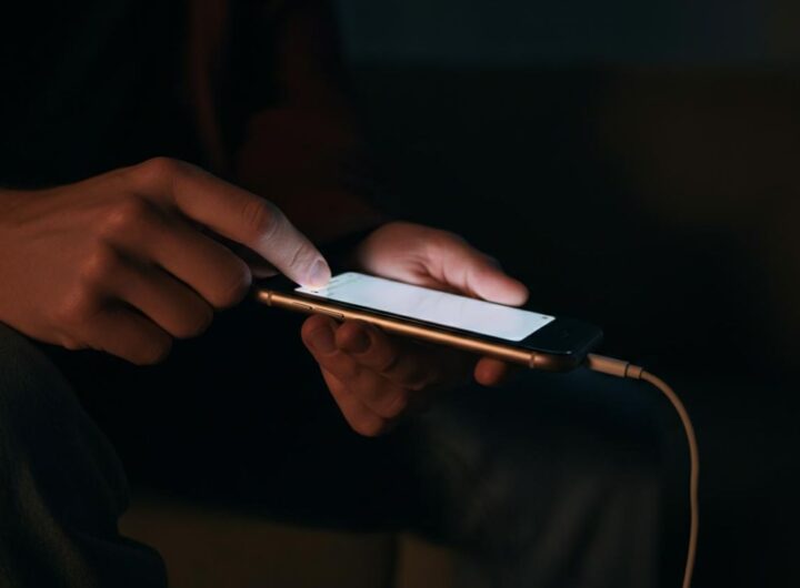 Caricare smartphone di notte, attenzione