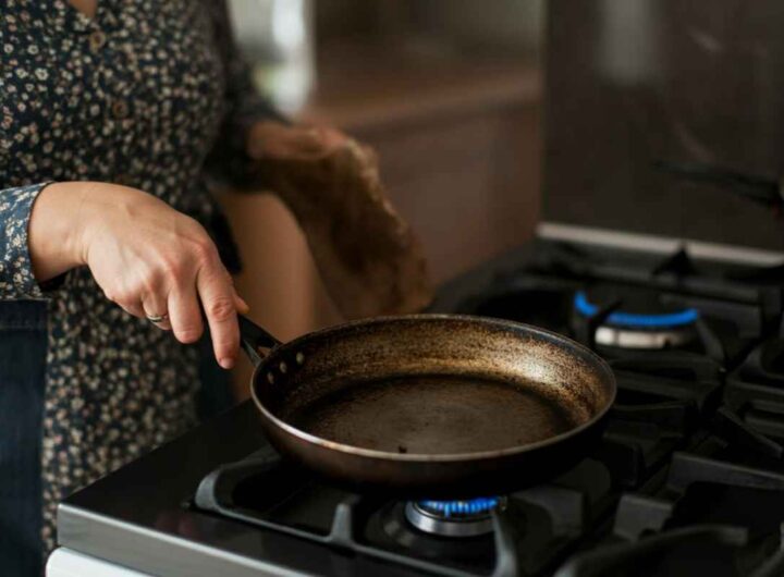 come pulire una padella bruciata