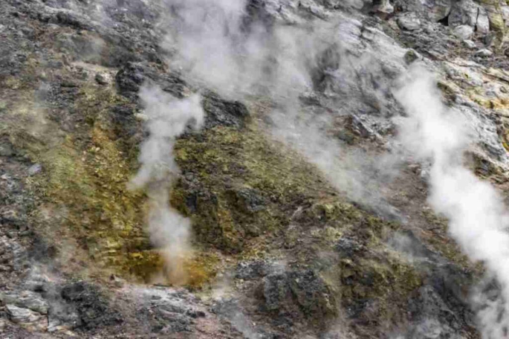 Le conseguenze di un evento vulcanico potrebbero essere catastrofiche: colate di lava, nubi ardenti, crollo di edifici, interruzioni