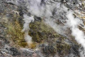Le conseguenze di un evento vulcanico potrebbero essere catastrofiche: colate di lava, nubi ardenti, crollo di edifici, interruzioni