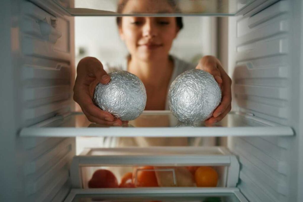 mettere palline di carta stagnola nel freezer: perchè ?