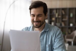 Uomo legge documento