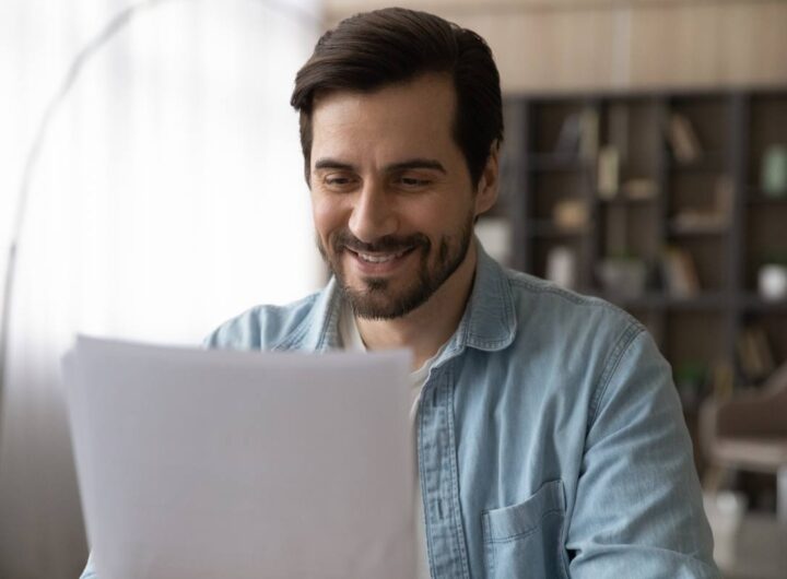 Uomo legge documento