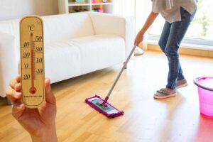 come lavare i pavimenti in estate