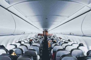 Lo fanno in tanti ma non dovresti mai cambiare posto in aereo: il motivo