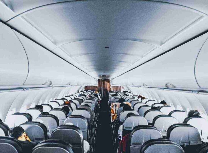 Lo fanno in tanti ma non dovresti mai cambiare posto in aereo: il motivo