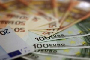 Bonus, 850 euro al mese subito